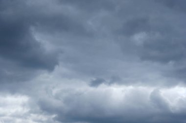 Gri bulutlu gökyüzü. Bulutlar gökyüzü arkaplanını kaplıyor. Yağmurdan önce gök gürültüsü ile soyut arkaplan zamanı.