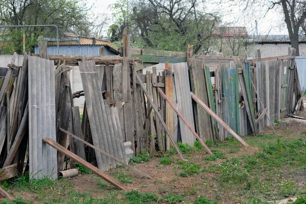 Cerca Vieja Hecha Tablas Pedazos Pizarra Esgrima Sitio Con Diferentes —  Fotos de Stock