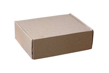 Beyaz arka plandaki karton kutu izole edilmiş. Kapalı kahverengi kutu eve teslim. Eşyaları ve paketleri saklamak için küçük bir dikdörtgen kutu.