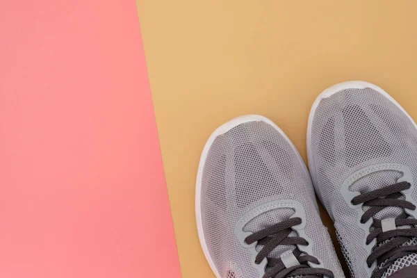 Γκρι Sneakers Λευκή Σόλα Μπεζ Φόντο Αθλητικά Παπούτσια Έννοια Ενός — Φωτογραφία Αρχείου