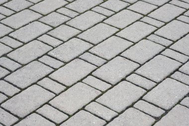 Gri asfalt dokusu. Yaya geçidi arkaplanı için çapraz kiremitler. Şehir parkındaki patikalara fayans döşemek.