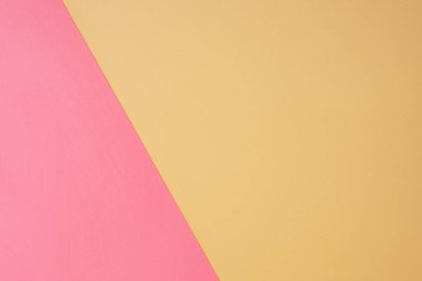 Bej ve pembe olarak soyut bir arkaplan. Çapraz bölünmüş iki renkli arkaplan. Renkli karton üst görünüm dokusu.