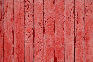 Kırık açık kırmızı ahşap arka plan. Kereste dikey, yüzeyi çizilmiş. Pembe ahşap çit arka planı. Uzayı kopyala Eski doku tahtaları.