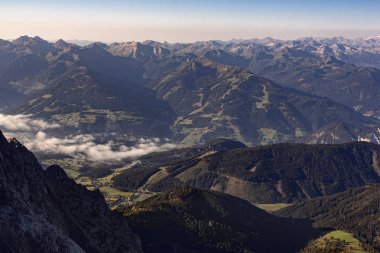 Hunerkogel 'den (2700 metre) Ramsau Platosu ve Dachstein Sıradağları' nın panoramik üst görüntüsü. Styria