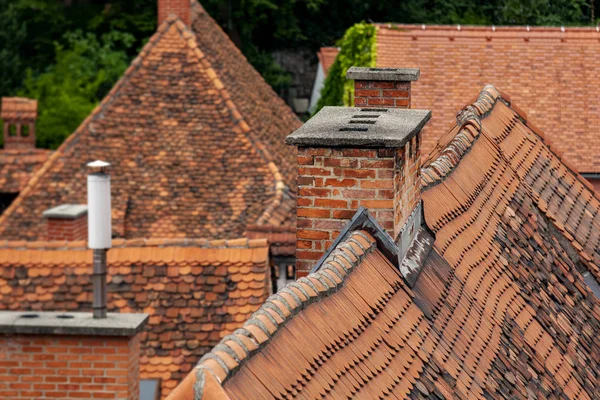 Dachy dachowe miasta z kominami. Widok z tarasu magazynów Kastner i Ohler w Grazu, stolicy kraju związkowego Styria, Austria. — Zdjęcie stockowe
