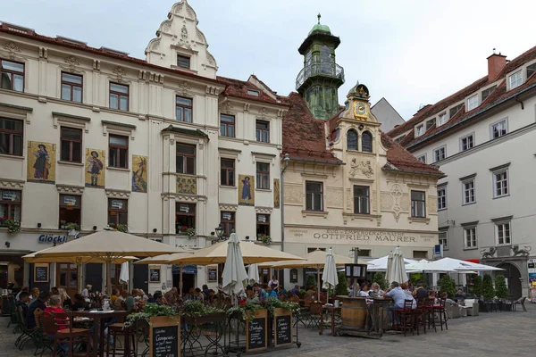 Graz, Austria - August 2019: famous Brasserie in the old town. A lot of people come everyday in this popular place to socialize and drink delicious beer. Large groups of friends often gather here. — Stock Photo, Image