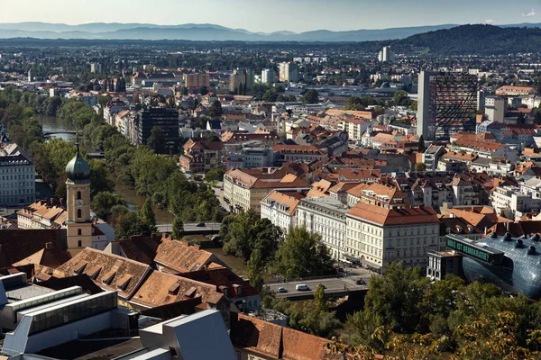 Graz / Rakousko - září 2019: Letecký pohled na Štýrský Hradec s pohořím na obzoru za slunečného podzimního dne — Stock fotografie