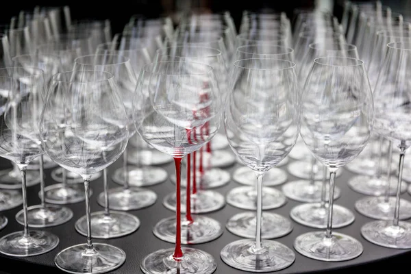 Filas de copas de vino vacías sobre la mesa Imagen De Stock