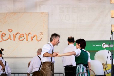 Graz / Avusturya - Eylül 2019: geleneksel Styrian halk kültürü (Aufsteirern) sonbahar festivali. Parlak geleneksel elbiseli Styrian erkek ve kadınların halk dansları.