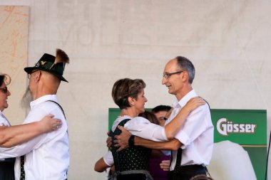 Graz / Avusturya - Eylül 2019: geleneksel Styrian halk kültürü (Aufsteirern) sonbahar festivali. Parlak geleneksel elbiseli Styrian erkek ve kadınların halk dansları.