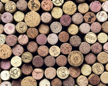 Farklı şarap mantarları, şaraphane dokusu, yemek konsepti..