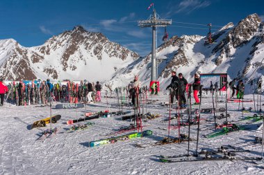 Ischgl, Avusturya - Ocak 2020: Ischgl kayak merkezinde bir sürü turist var. Kayakçılar ve snowboardcular güneşli kış günlerinde yamaçlarda vakit geçirirler. Karlı zirveleri olan bir dağ manzarası. Etkin yaşam biçimi