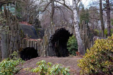 Kromlau / Almanya - Ocak 2020: Rakotz Köprüsü 'nün yenilenmesi ve Rododendronpark Kromlau' daki mağara. Yarı daire Rakotz Köprüsü kemeri ve bazalt organı yapım aşamasında. Metal iskeleler