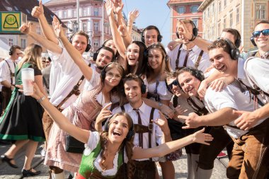 Graz / Avusturya - Eylül 2019: geleneksel Styrian halk kültürü (Aufsteirern) sonbahar festivali. Geleneksel festival sırasında fotoğraf için poz veren parlak ulusal kostümlü bir grup neşeli genç.