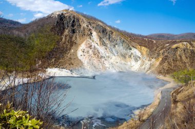 Oyunuma sıcak su marsh ve Mt. Hiyori yükselir