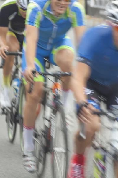 Ciclistas de carreras, Desenfoque de movimiento — Foto de Stock