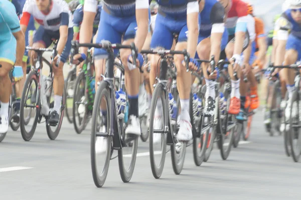 Tävlingscyklister, rörelseoskärpa — Stockfoto