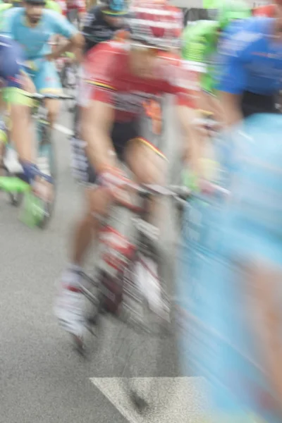 Ciclistas de carreras, Desenfoque de movimiento — Foto de Stock