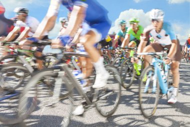 Bisikletçi bir yarış sırasında grup