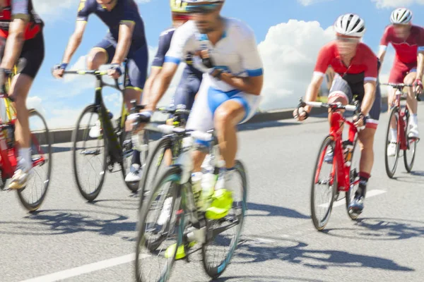 Grupp av cyklist under ett lopp, rörelseoskärpa — Stockfoto