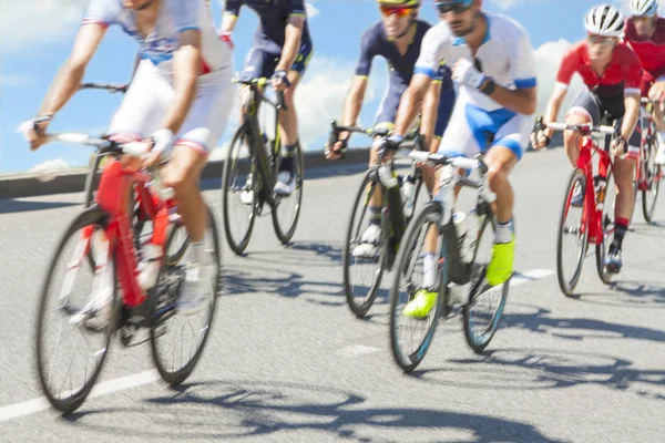 Grupp av cyklist under ett lopp, rörelseoskärpa — Stockfoto