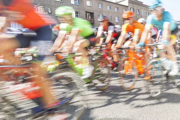 Группа велосипедистов во время гонки, размытие движения — стоковое фото