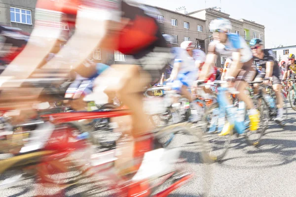 Группа велосипедистов во время гонки, размытие движения — стоковое фото