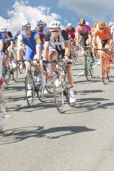 Groupe de cyclistes pendant une course, flou de mouvement — Photo