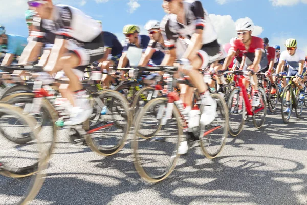 Grupo de ciclistas durante una carrera, desenfoque de movimiento — Foto de Stock