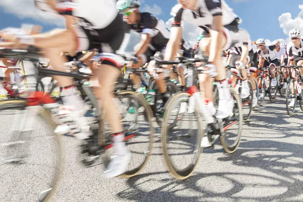 Grupp av cyklist under ett lopp, rörelseoskärpa — Stockfoto