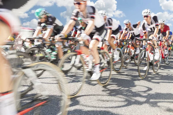 Grupp av cyklist under ett lopp — Stockfoto