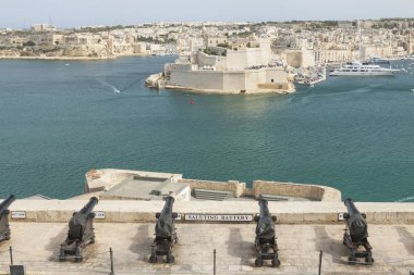 Valletta, Malta selamlayan pil toplar