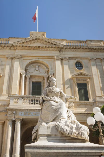 Мальта, Валетта, статуя королевы Виктории — стоковое фото