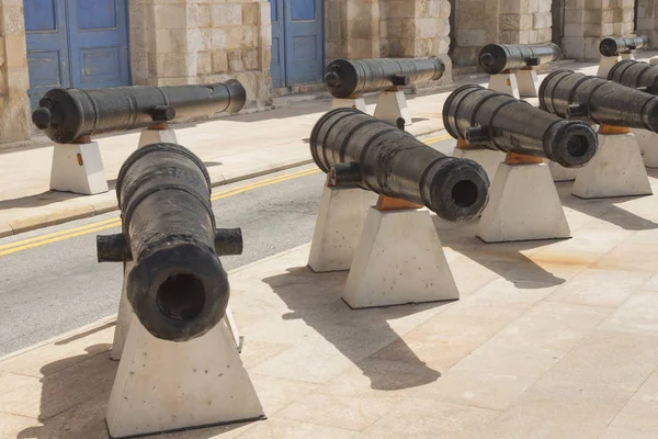 Malta, Vittoriosa, historiska kanoner — Stockfoto