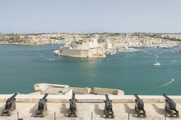 Valletta, Malta selamlayan pil toplar