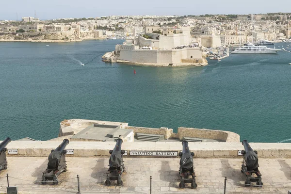Malta, Valletta, salutera batteri kanoner — Stockfoto