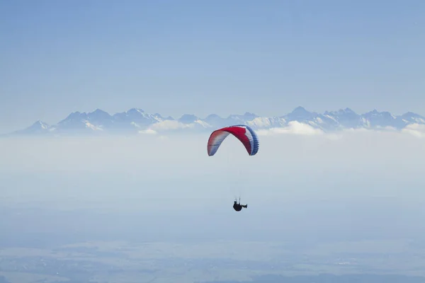 Paraglider in Mid-Air, Tatra Mountains — Stock Photo, Image
