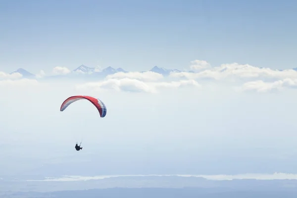 Parapente em Mid-Air, Montanhas Tatra — Fotografia de Stock