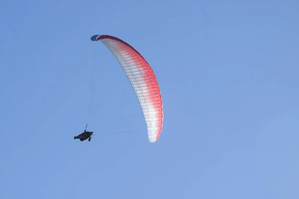 Paraglider in Mid-Air — Stock Photo, Image