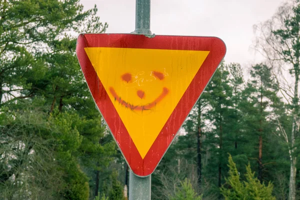 Sonriente en una señal — Foto de Stock