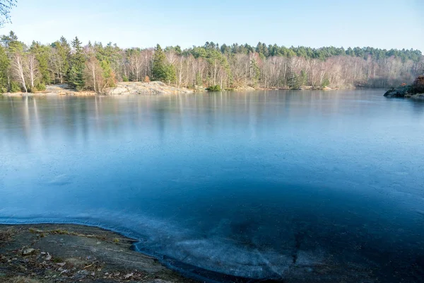 Dünnes Eis auf einem See — Stockfoto