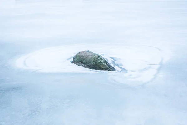 在冰冻的Valdermaren湖上的一块岩石 — 图库照片