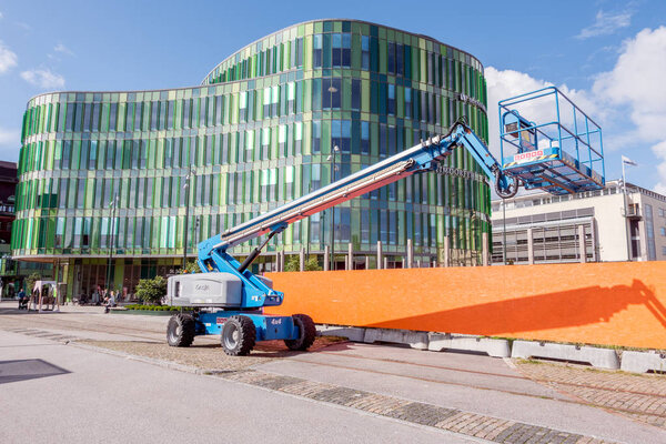 Mobile elevating work platform 