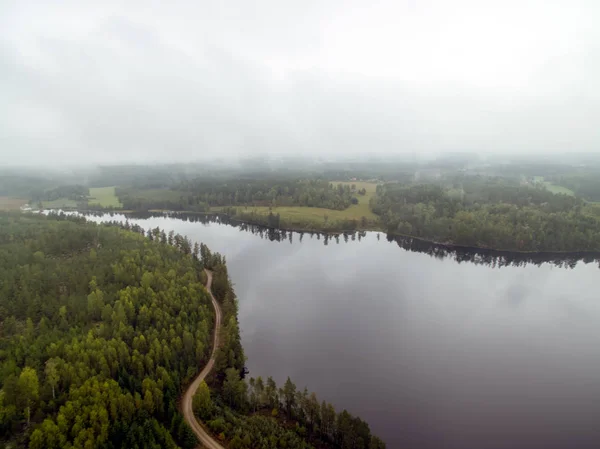 Paisaje arbolado con un lago — Foto de Stock