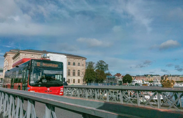 斯德哥尔摩 2017年10月5日 红色城市公共汽车横跨桥梁在它的途中 Skeppsholmen 小船人和司机手在图片看见 — 图库照片