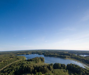 Bir göl ile ormanlık manzara idin