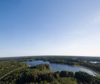 Ormanlık bir landxcape su