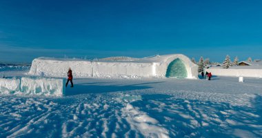  Buz ve kar inşa küçük köyde Jukkasjrvi Kiruna town yakınındaki Icehotel