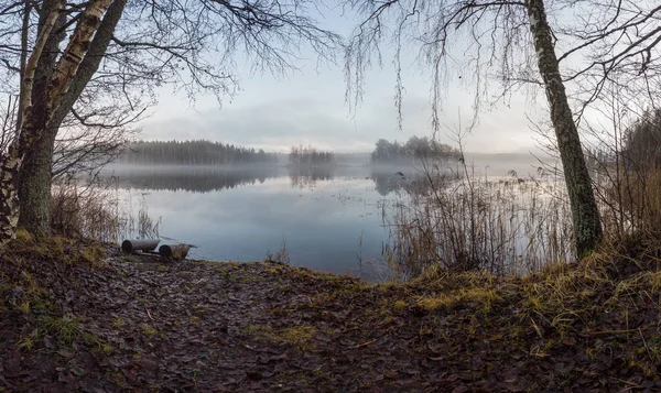 Dia calmo junto ao lago — Fotografia de Stock