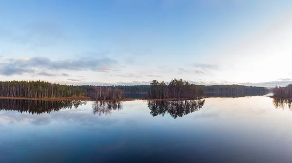 Dia calmo junto ao lago — Fotografia de Stock